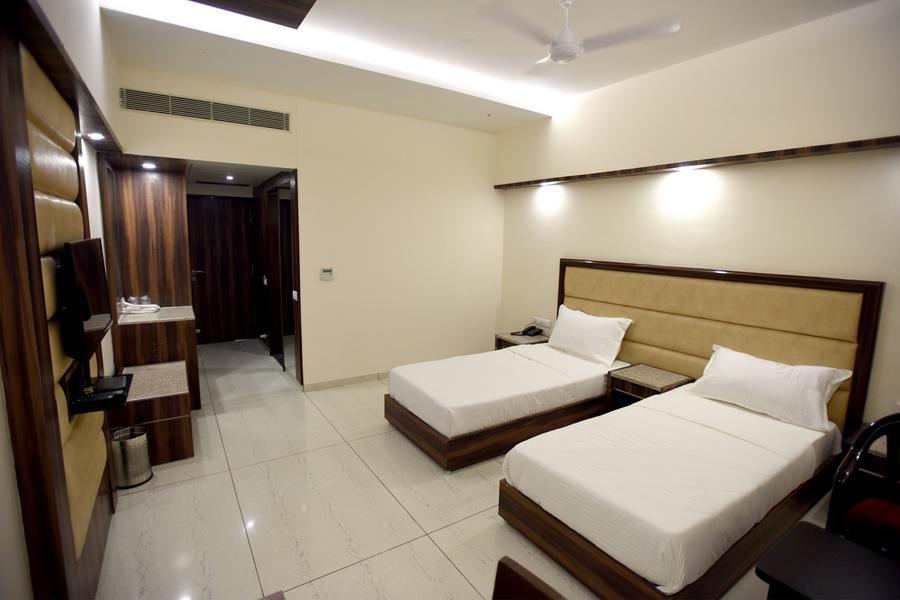 Hotel Sach Regency Anand Exterior photo